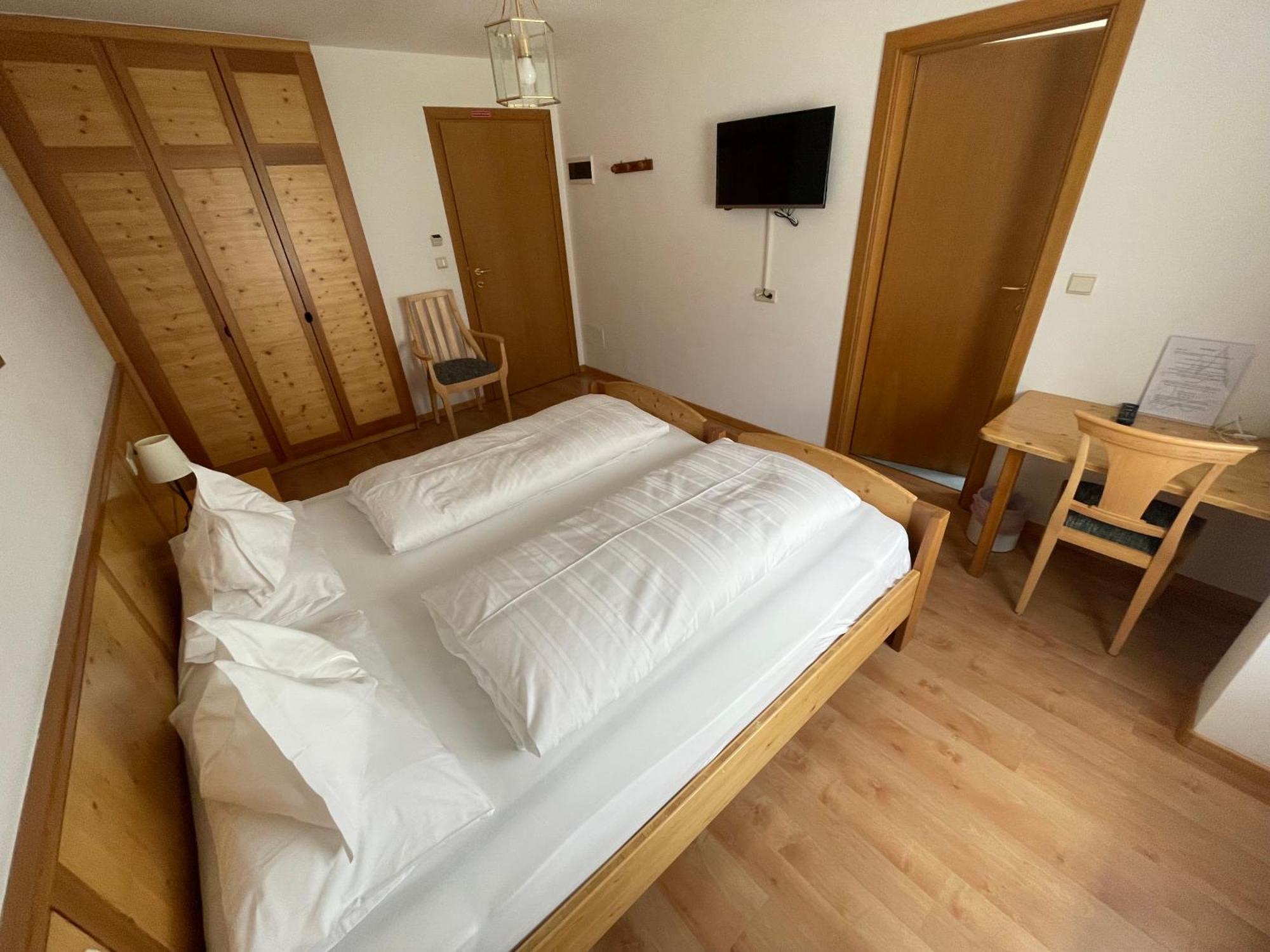 Hotel Meisules เซลวาดีวัลการ์เดนา ภายนอก รูปภาพ
